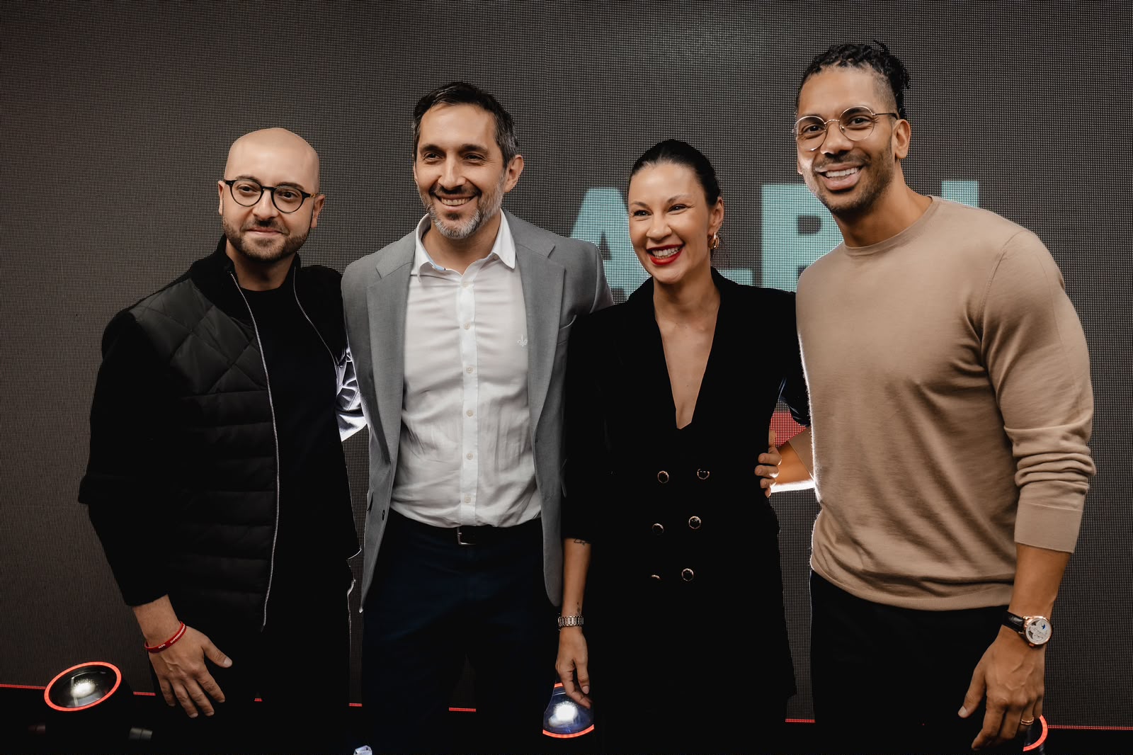 Joice ao lado de convidados em evento